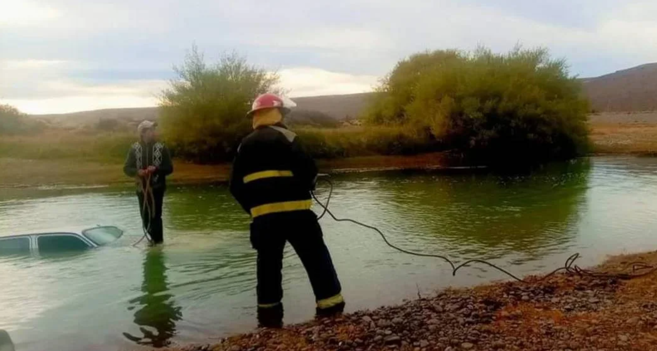 Fue a lavar el auto, se olvidó de poner el freno de mano y terminó en el agua | Actualidad