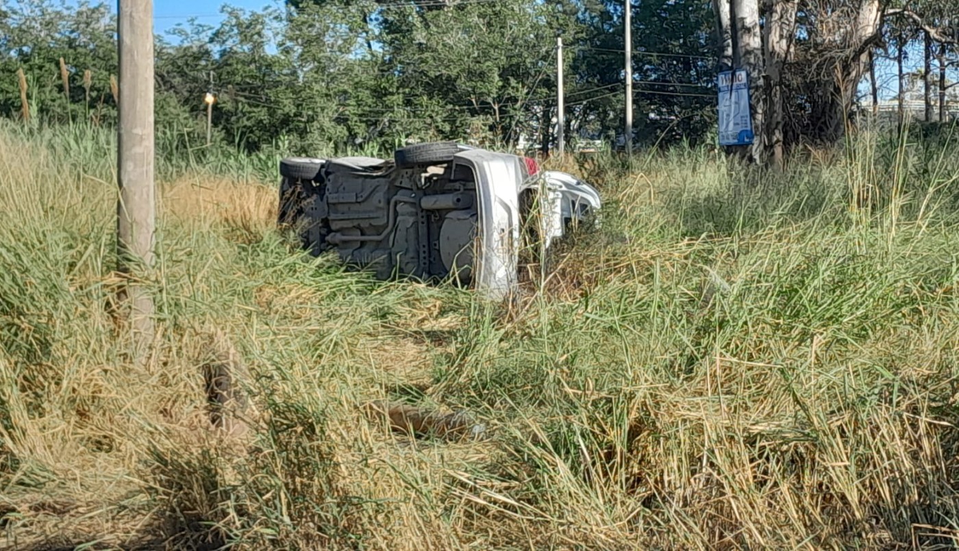 Córdoba: llevaba 7 niños a bordo en el auto, perdió el control y volcó | Córdoba