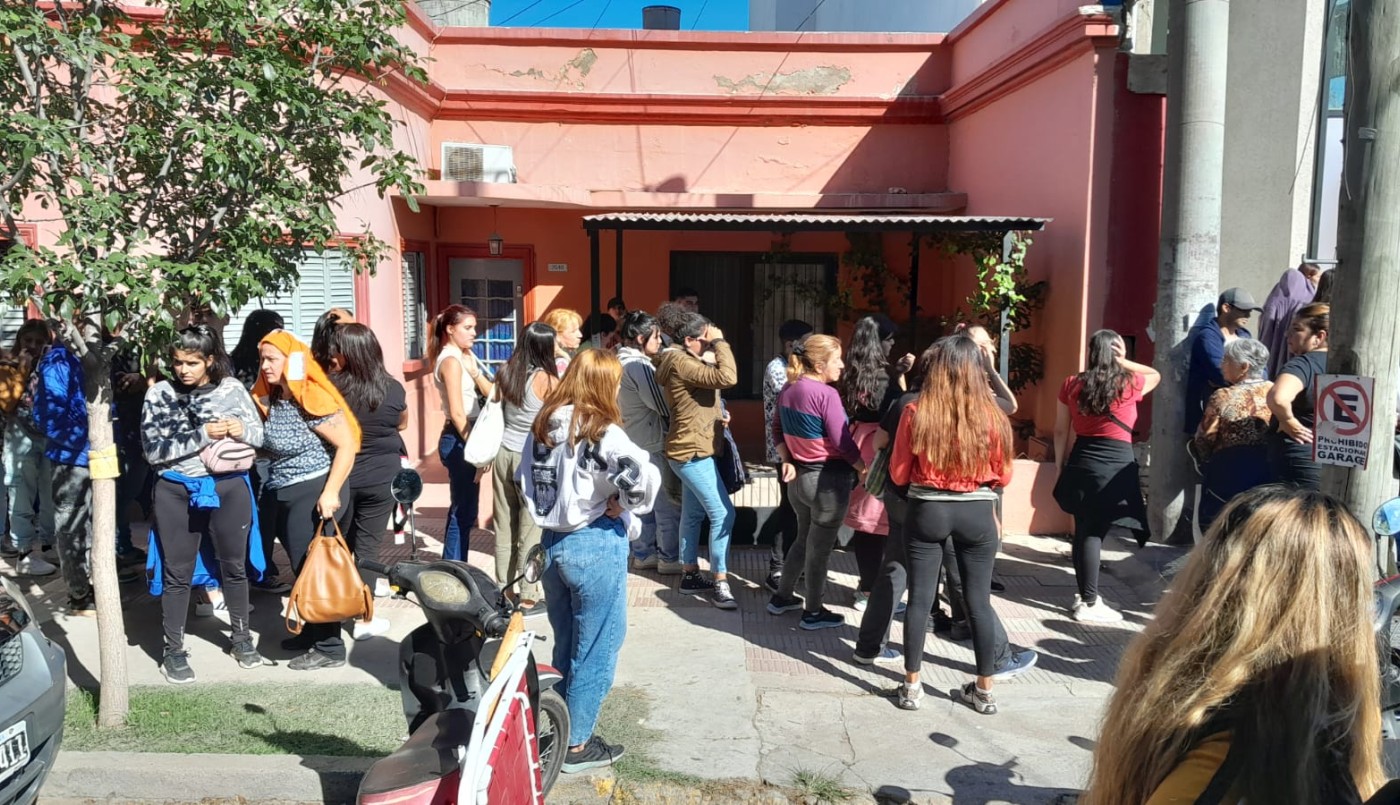 Prendas a $300 en Córdoba: 10 cuadras de cola en la inauguración de un local | Córdoba