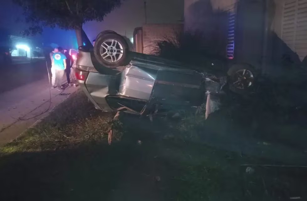 Córdoba: jóvenes chocaron y volcaron en el patio de una casa | Córdoba