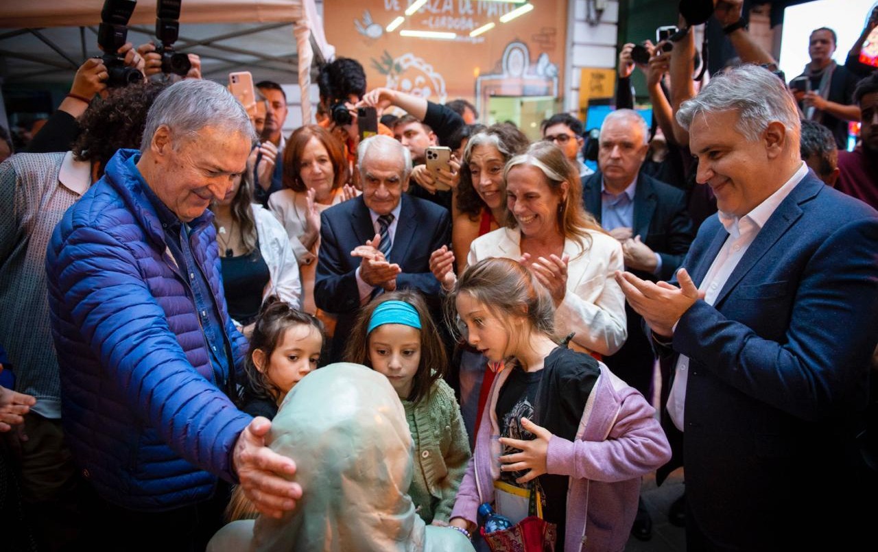Schiaretti y Llaryora descubren escultura en homenaje a Sonia Torres | Córdoba