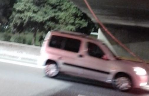 Un fierro se desprendió de un puente en la autopista Riccheri y provocó daños en 20 autos | Actualidad
