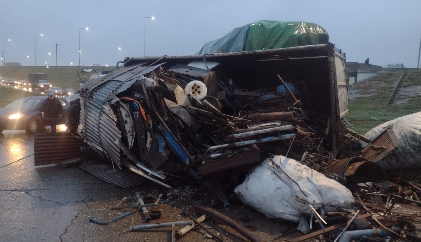 Volcó un camión en Circunvalación | Córdoba