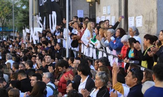 "Abrazo solidario" en el Hospital de Clínicas por la baja del presupuesto a la UBA | Actualidad