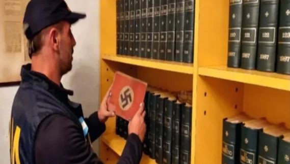 Tenía pintada una esvástica nazi en la entrada de su casa: lo llevan a juicio | Actualidad