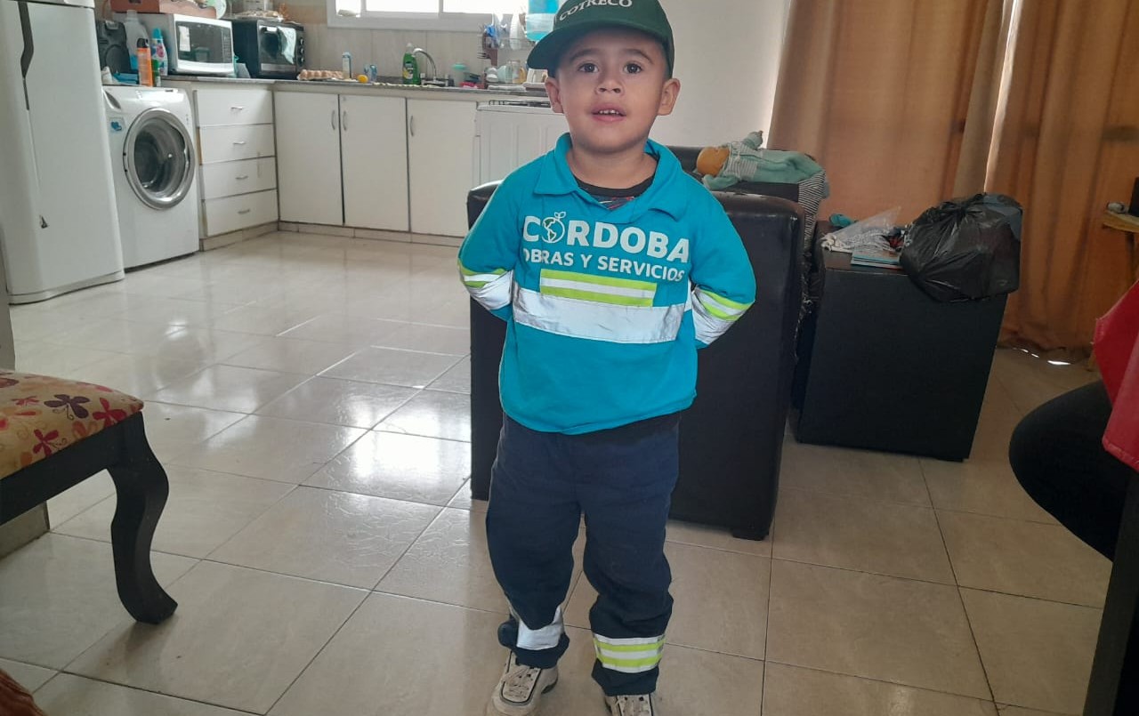 ¡Qué ternura! Un pequeño de barrio Ampliación Poeta Lugones fanático de los recolectores | Córdoba