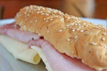 Fue a visitar a su amigo a la comisaría y quedó detenido por meter cocaína dentro de un sandwich | Actualidad