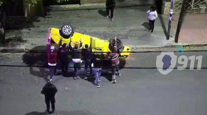 Video: choque y vuelco de un taxista en Córdoba | Córdoba