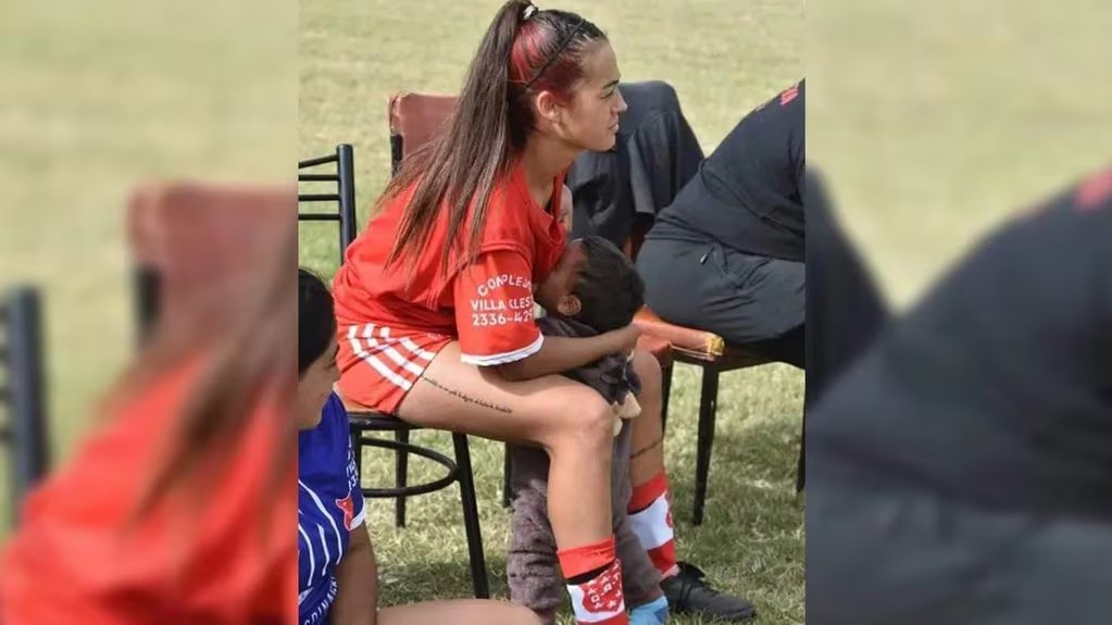 Emotivo momento en el fútbol cordobés: futbolista amamanta a su bebé en pleno partido | Córdoba