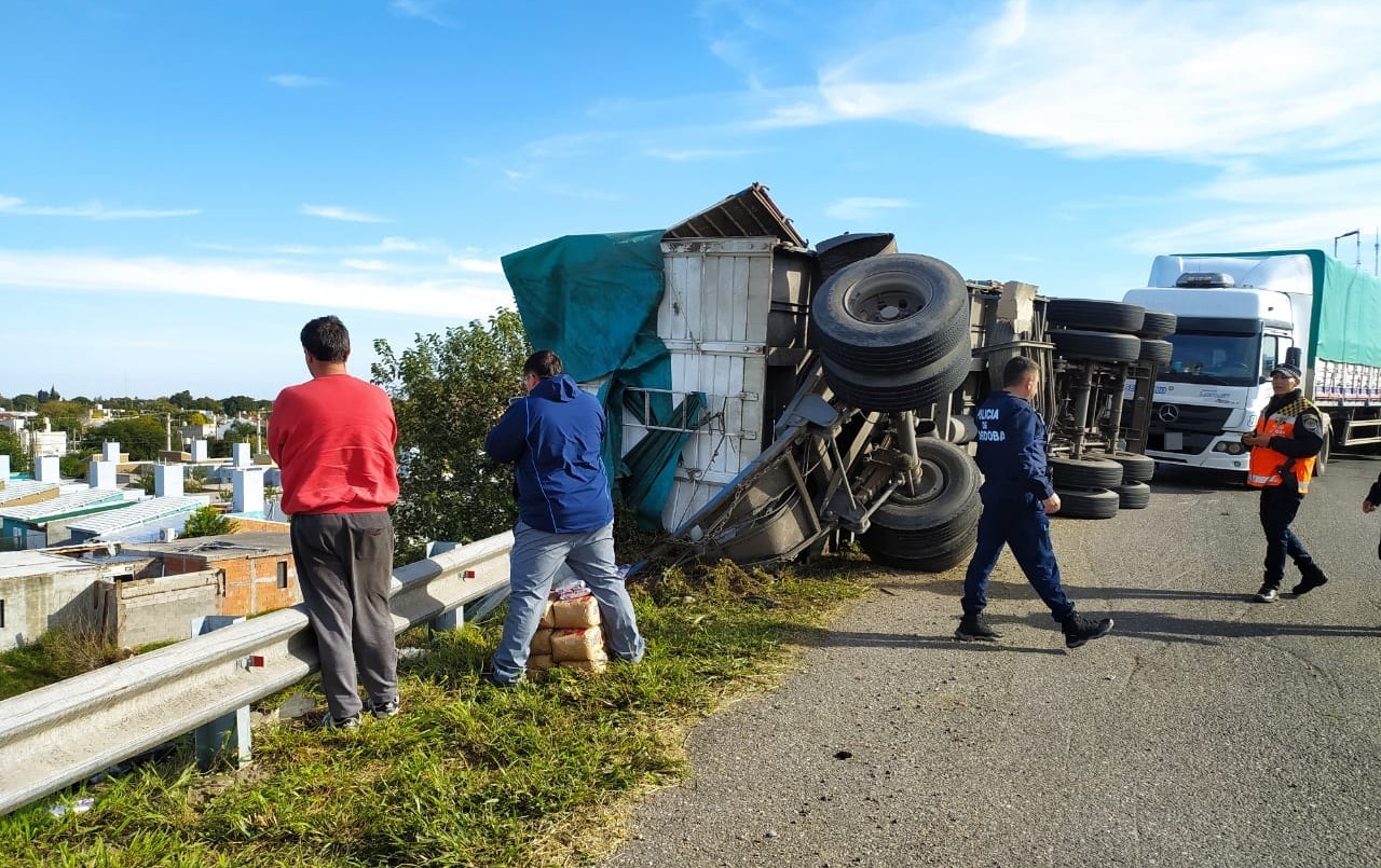 Un camión cargado de azúcar volcó en Av. Circunvalación | Córdoba