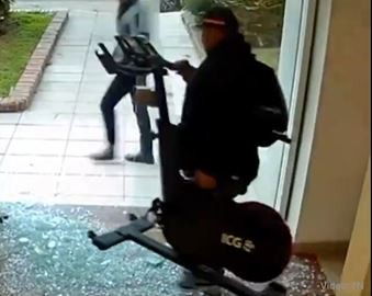 Rompió la vidriera de un gimnasio en Palermo y se robó una bicicleta fija | Actualidad