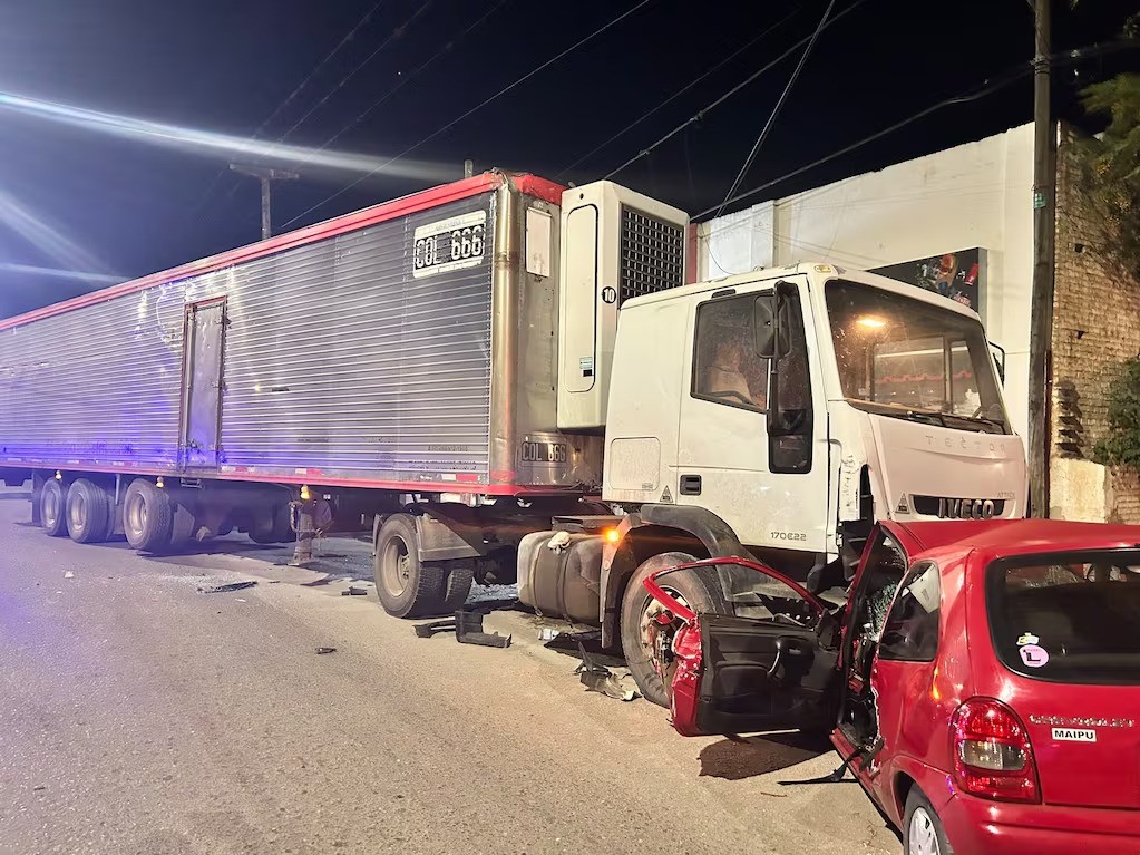 Un camión con acoplado chocó contra un auto: un herido | Córdoba