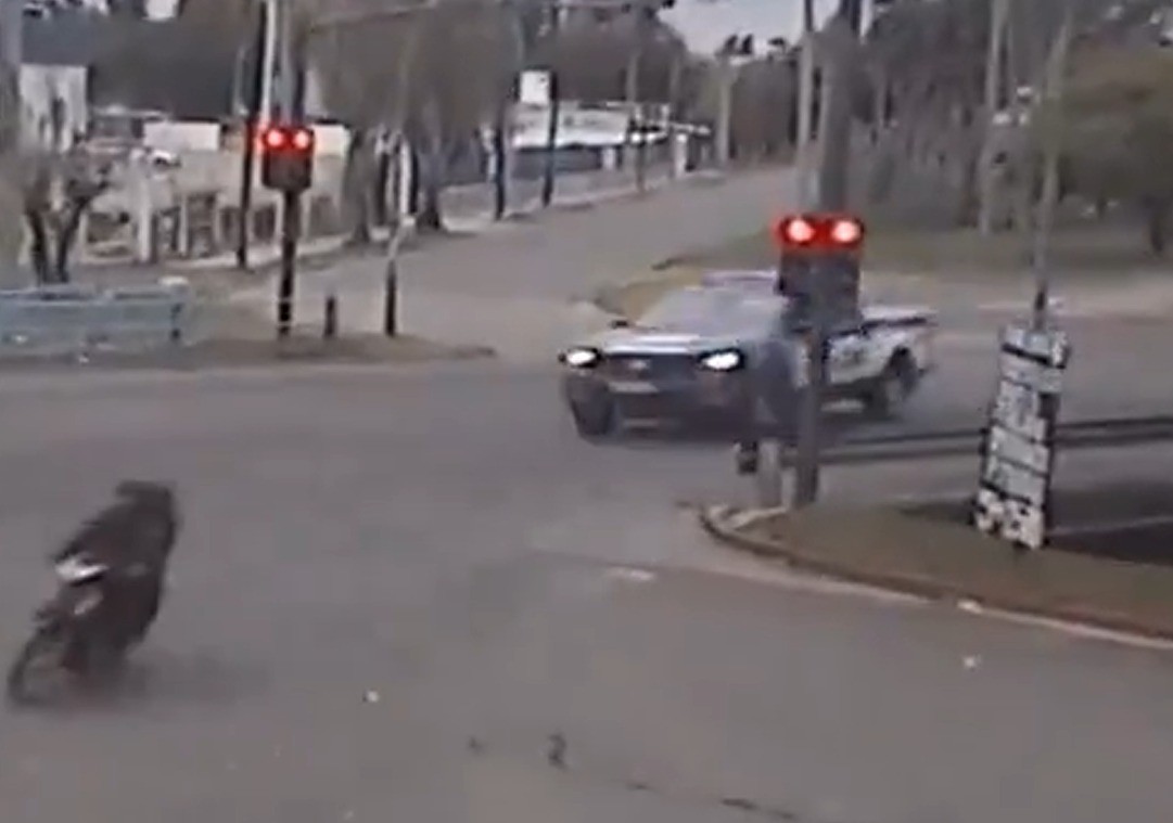 Video: la Policía detuvo a dos adultos y un adolescente tras evadir un control | Córdoba