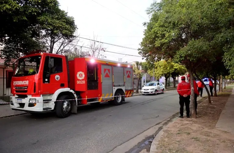 Bomberos rescataron a un hombre atrapado entre las llamas en Barrio Poeta Lugones | Córdoba