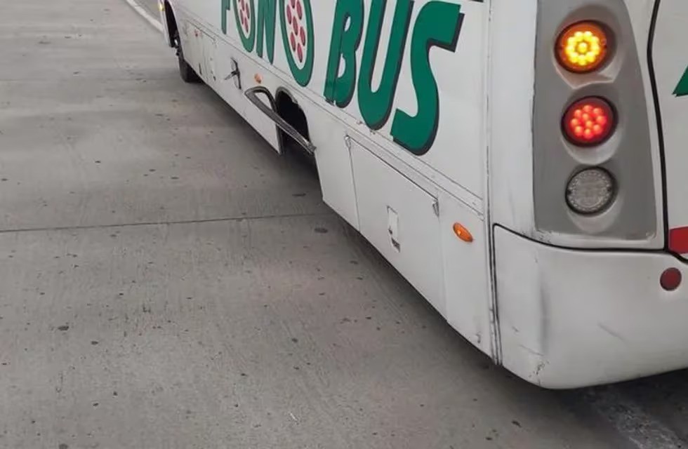 Un colectivo perdió sus dos ruedas en plena Av. Circunvalación | Córdoba