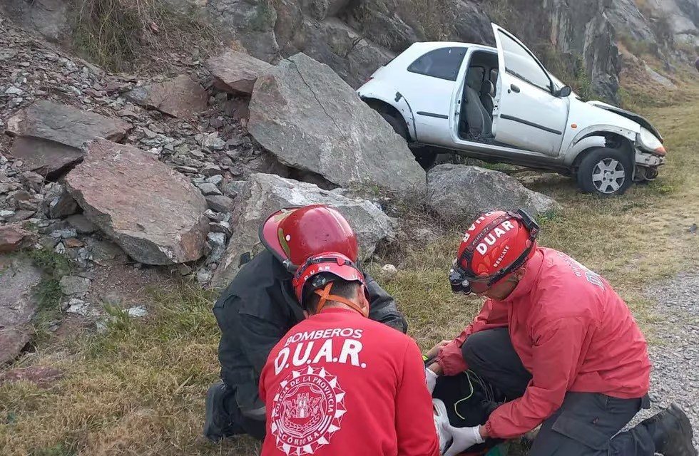 Nuevo accidente en Villa Carlos Paz: una automovilista resultó herida tras impactar contra la montaña | Córdoba
