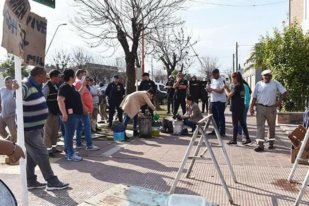 Tiraron comida a la basura en medio de una protesta de municipales en Devoto | Córdoba