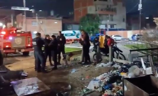 Un auto cayó al Riachuelo y buscan al conductor | Actualidad