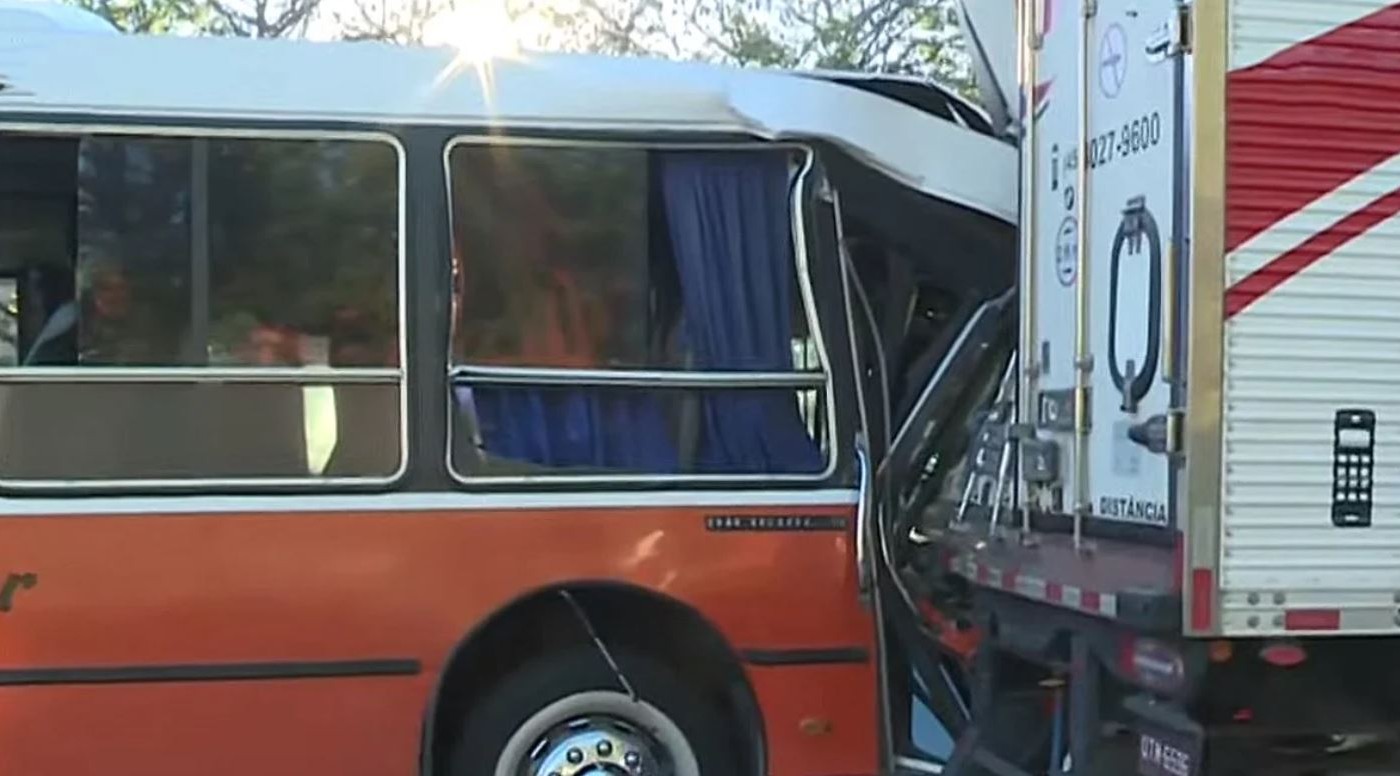Fuerte choque entre un micro escolar y un camión en General Paz: al menos 15 heridos | Actualidad