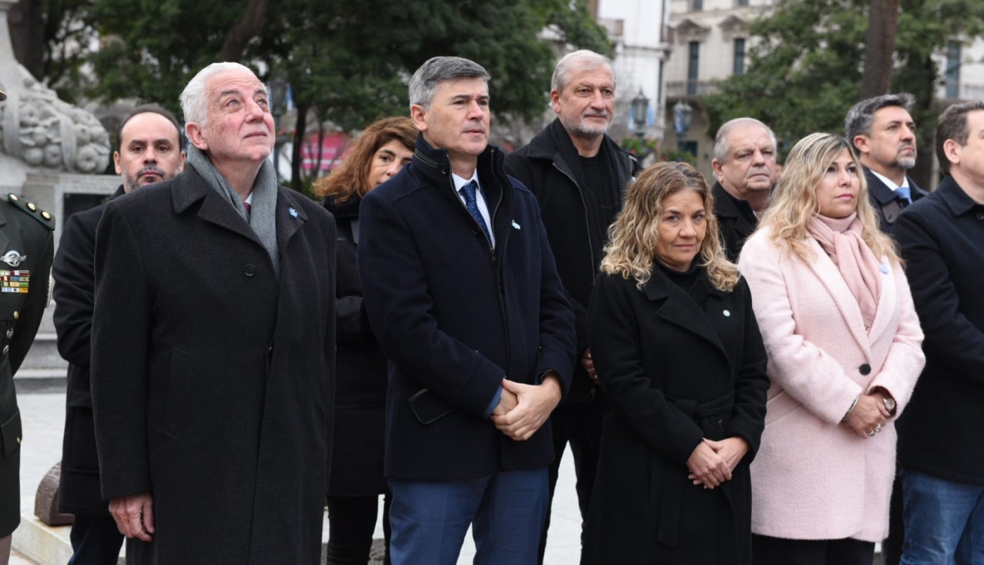 Día de la Bandera: Passerini encabezó el izamiento de la insignia patria en la plaza San Martín | Córdoba