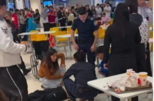 Pánico en el shopping: cuatro jóvenes heridos a cuchillazos en medio de una gresca | Actualidad