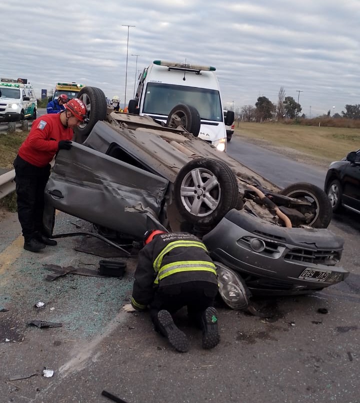 Una mujer fue rescata por personal del Duar luego de volcar su auto | Córdoba