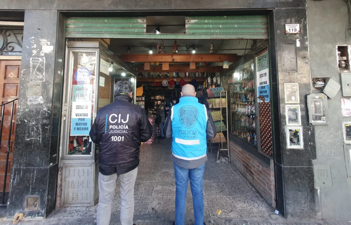 Allanaron varios santerías en CABA y hallaron gran cantidad de material para fabricar explosivos | Actualidad
