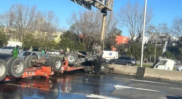 Brutal choque: un camión quedó partido en dos y una persona resultó herida | Actualidad