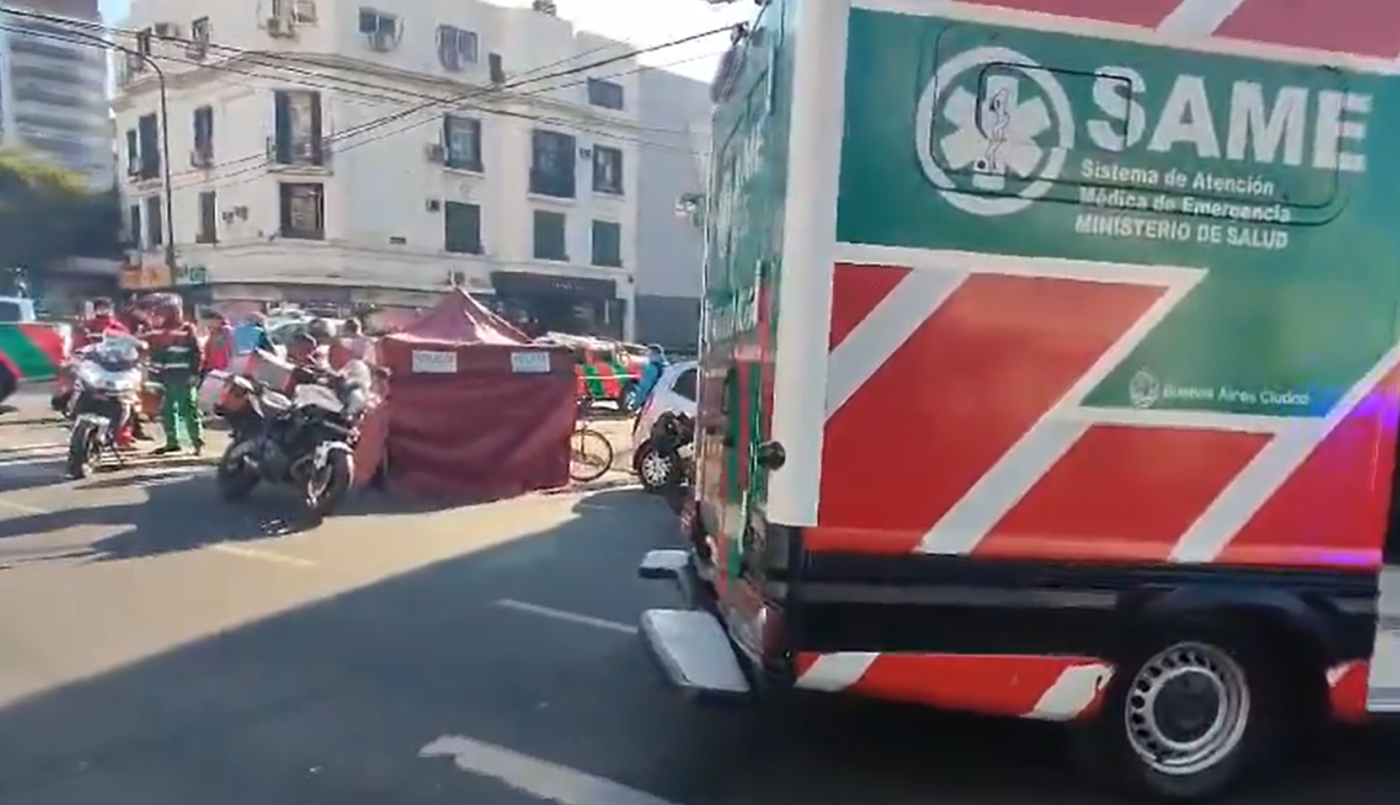 Peatón cruzaba la calle, se cayó, lo atropellaron y murió | Actualidad