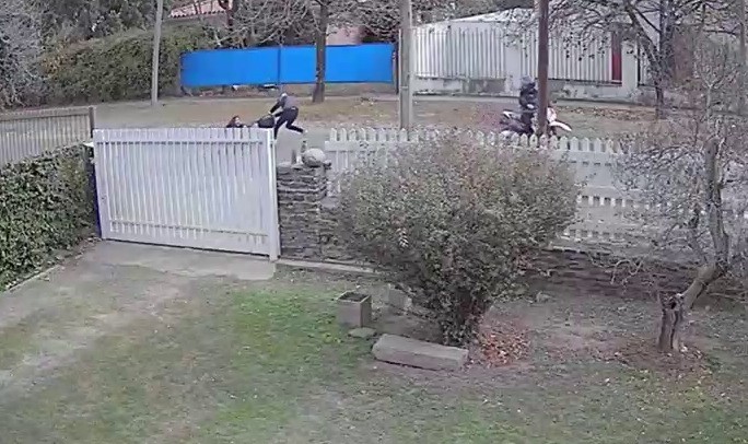 Violento asalto en Villa Belgrano: motochorros atacaron a una joven a plena luz del día | Córdoba