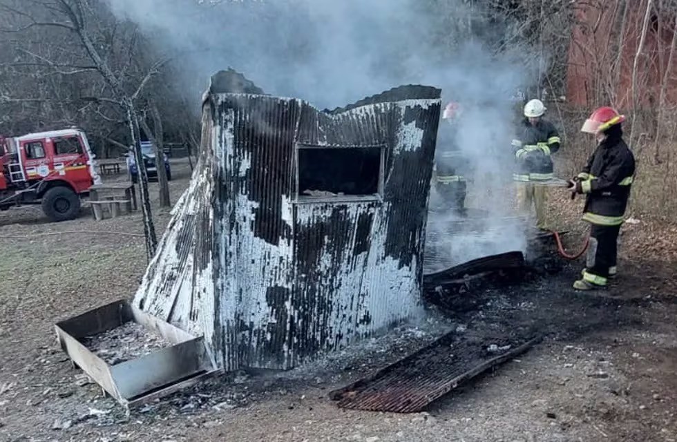 Dos hombres murieron calcinados por el incendio de una casilla rodante en El Durazno | Córdoba