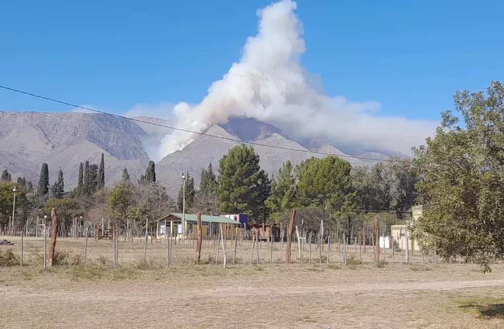 Bomberos combaten desde el domingo un incendio forestal al sur del cerro Champaquí | Córdoba