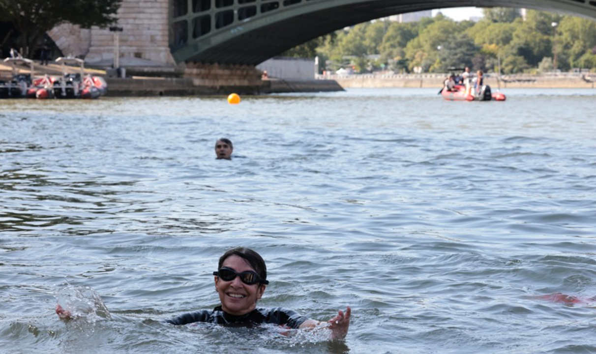 La alcaldesa de París se baña en el río Sena a nueve días de los Juegos Olímpicos | Actualidad