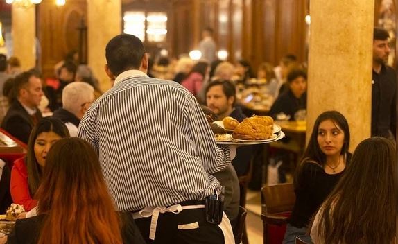 Las propinas, muy cerca de ser obligatorias en bares y restaurantes de la Argentina | Actualidad