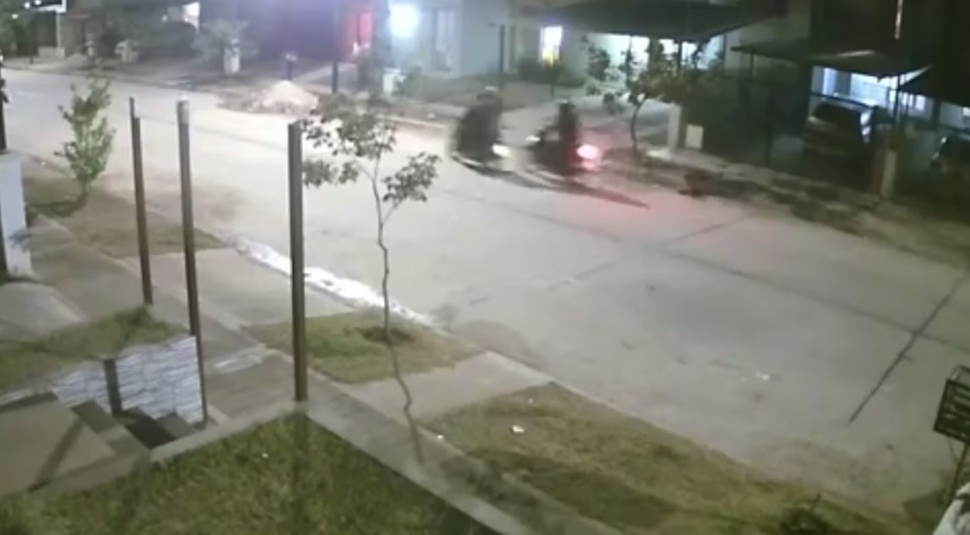 Video: la acorralaron y la tiraron de la moto para robársela | Córdoba