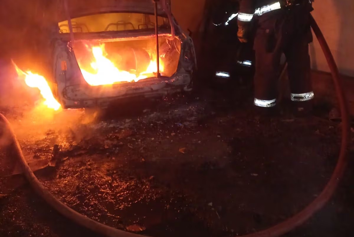 Bomberos lograron apagar un incendio de dos vehículos estacionados en barrio Parque República | Córdoba