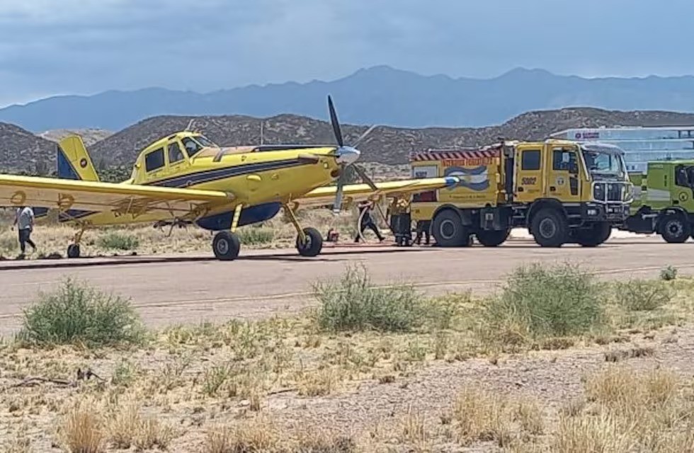 Bomberos combaten un incendio forestal en cercanías a Totoral | Córdoba