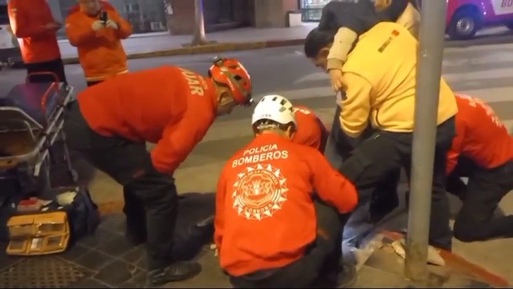 Video: una chica de 13 años caminaba por la calle y le quedó el pie atrapado en una vereda de Nueva Córdoba | Córdoba
