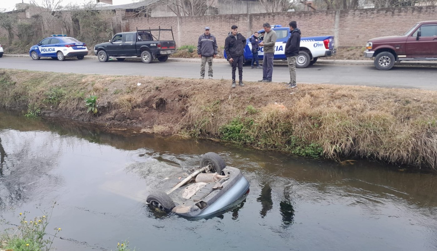 Perdió el control de su auto y cayó a un canal maestro: lo rescataron los vecinos | Córdoba