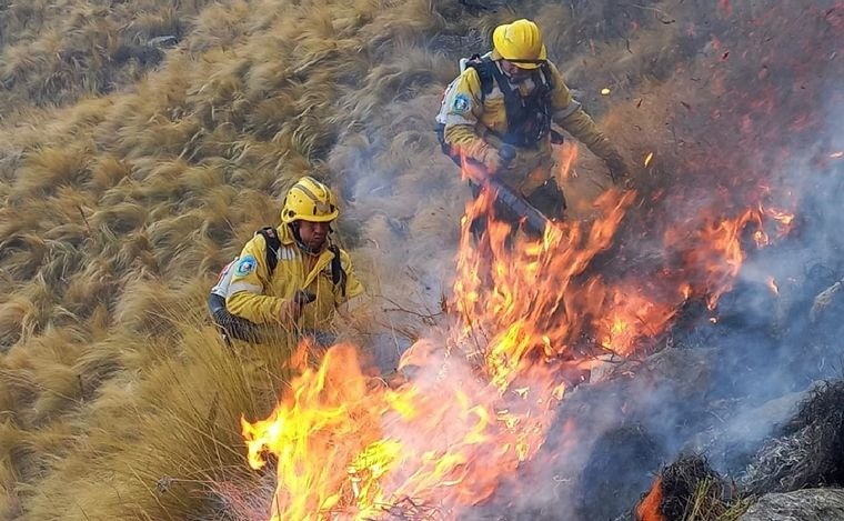 Bomberos de siete cuarteles combaten un incendio en la zona de La Calera | Córdoba