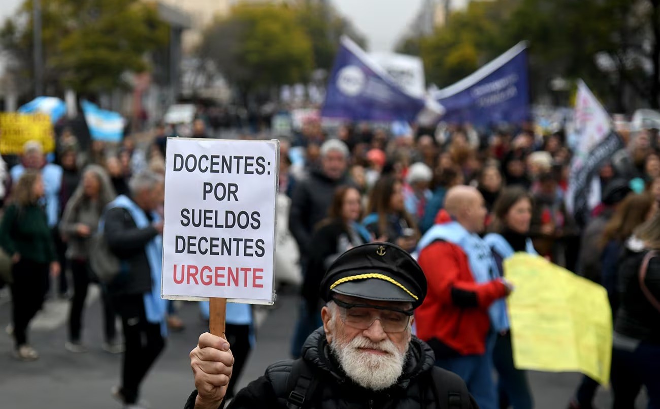 Conflicto docente: Capital rechaza y el interior decide sobre la oferta salarial de Llaryora | Córdoba