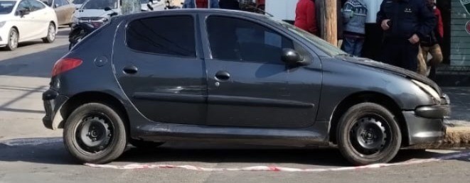 Video: un hombre intentó robar, chocó a un policía motorizado y se lanzó de un auto en movimiento | Córdoba