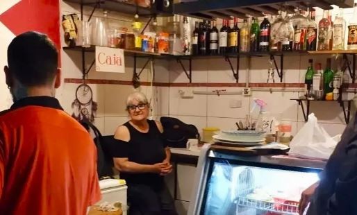 Quieren desalojar a una vendedora de empanadas con discapacidad del Mercado de San Telmo tras 43 años: "Quieren un cambio de perfil" | Actualidad