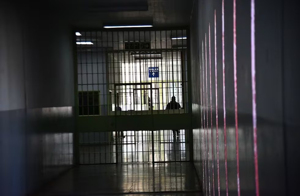 Detuvieron a dos jefes penitenciarios por la venta de celulares dentro de la cárcel de Bouwer | Córdoba
