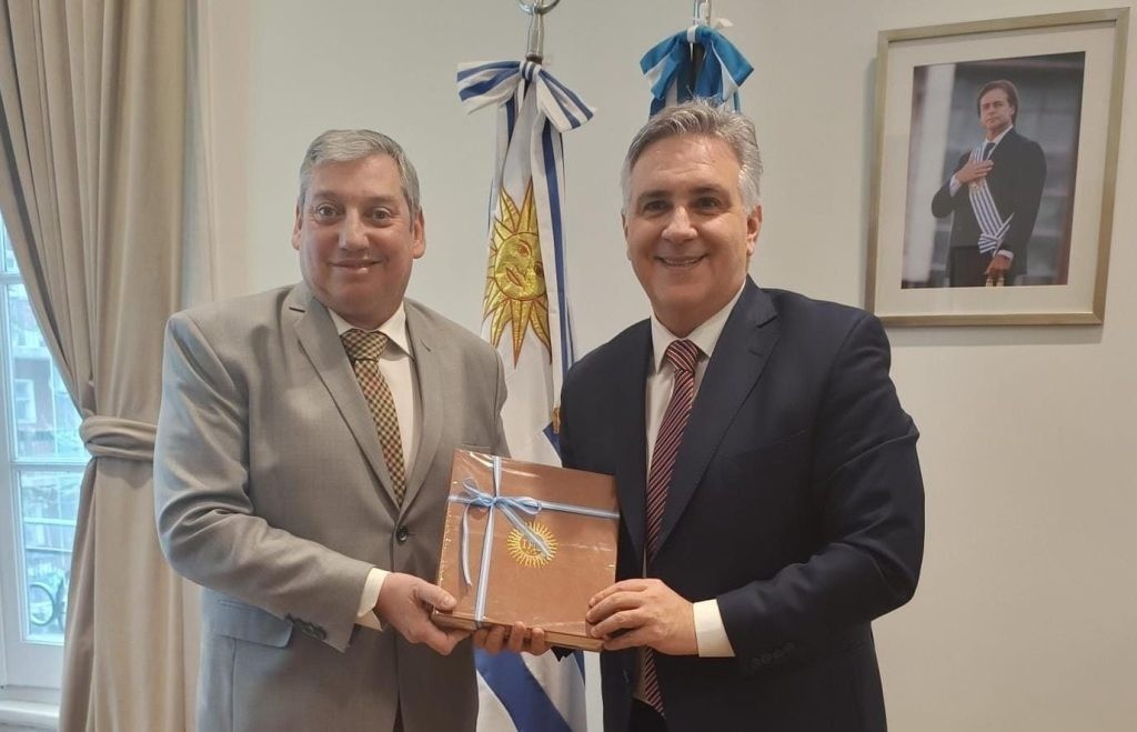El gobernador Martín Llaryora se reunió con el embajador de Uruguay | Córdoba