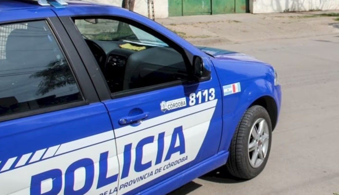 Córdoba: un naranjita destrozó la puerta de un bar tras una pelea y lo detuvieron | Córdoba