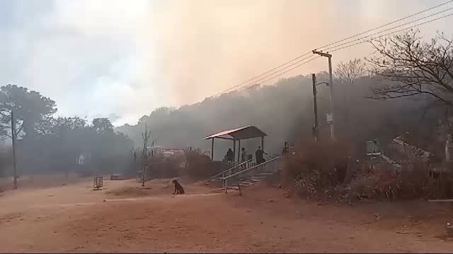 Bomberos combaten un incendio en La Cumbre: hay riesgo extremo en toda la provincia | Córdoba