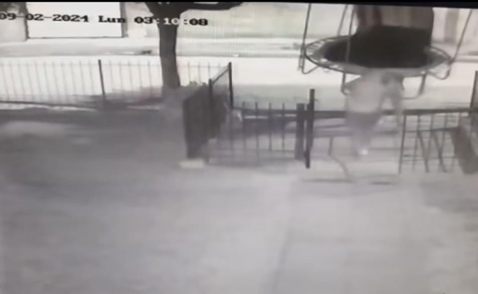 Video: dos hombres se robaron una cama elástica en La Calera | Córdoba