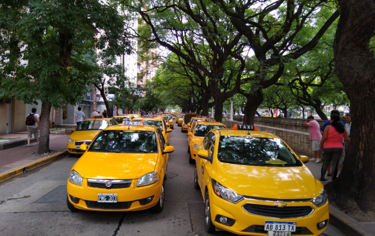 Movilización de taxistas en Córdoba: se manifiestan contra las aplicaciones con chofer | Córdoba
