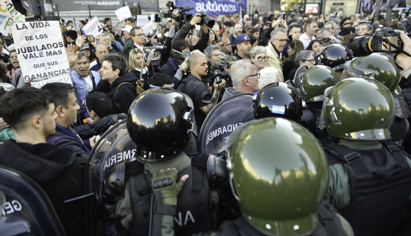 Incidentes frente al Congreso durante una nueva movilización de jubilados contra el veto presidencial | Actualidad